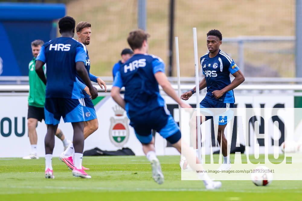 Fussball, Training des FC Schalke 04. v. l. Janik Bachmann (FC Schalke 04), Junior Adamu (FC Schalke 04). Gelsenkirchen Trainingsgelände FC Schalke 04 NRW Deutschland xRHR-FOTO YYx