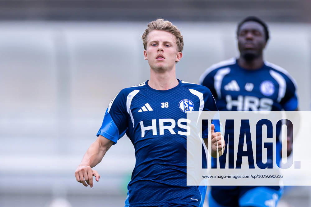Fussball, Training des FC Schalke 04. Luca Vozar (FC Schalke 04). Gelsenkirchen Trainingsgelände FC Schalke 04 NRW Deutschland xRHR-FOTO YYx