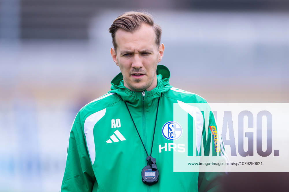 Fussball, Training des FC Schalke 04. Co-Trainer Adin Osmanbasic (FC Schalke 04). Gelsenkirchen Trainingsgelände FC Schalke 04 NRW Deutschland xRHR-FOTO YYx