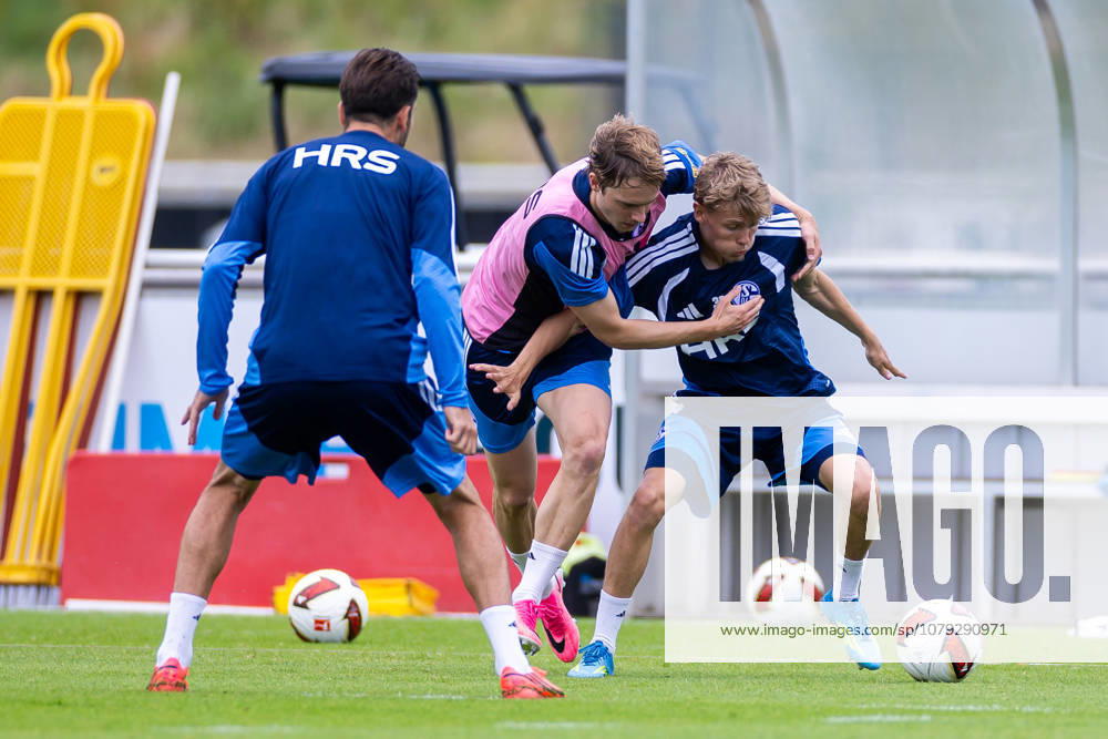Fussball, Training des FC Schalke 04. v. l. Finn Porath (FC Schalke 04), Luca Vozar (FC Schalke 04). Gelsenkirchen Trainingsgelände FC Schalke 04 NRW Deutschland xRHR-FOTO YYx