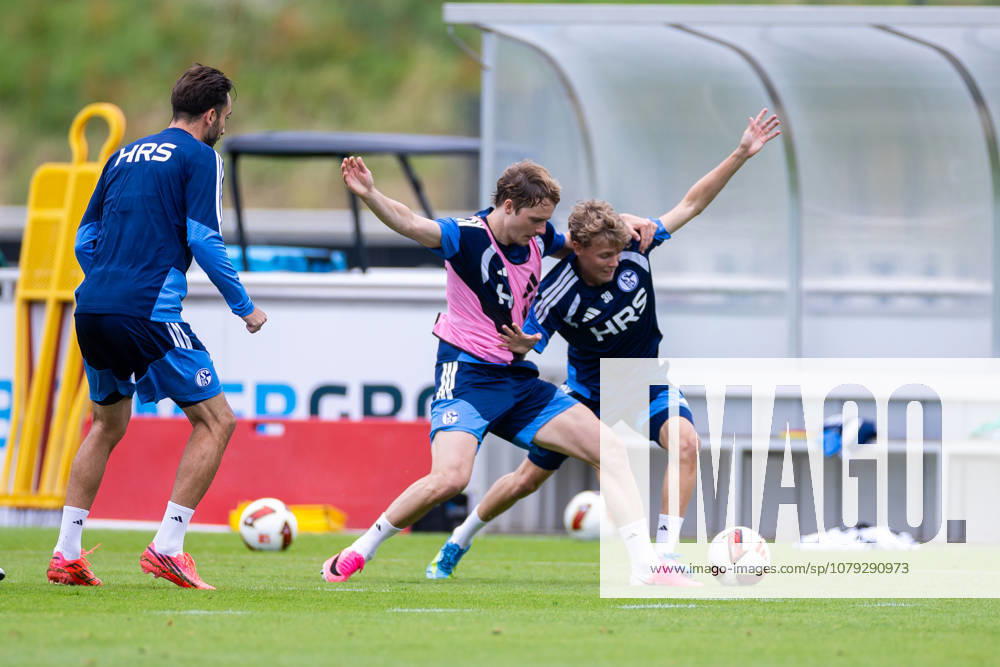 Fussball, Training des FC Schalke 04. v. l. Finn Porath (FC Schalke 04), Luca Vozar (FC Schalke 04). Gelsenkirchen Trainingsgelände FC Schalke 04 NRW Deutschland xRHR-FOTO YYx