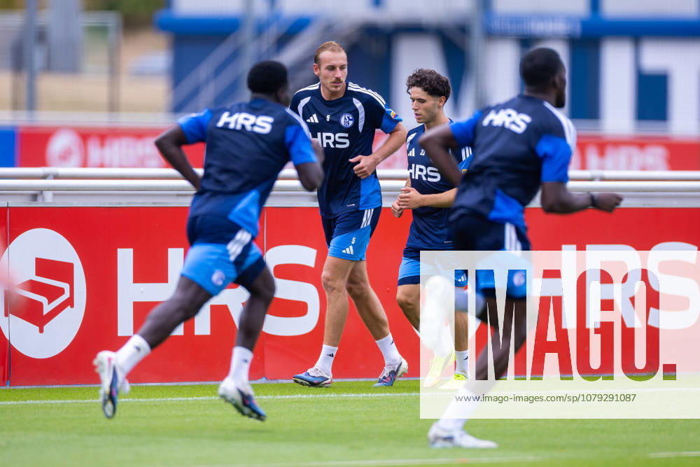 Fussball, Training des FC Schalke 04. v. l. Timo Becker (FC Schalke 04), Soufiane El-Faouzi (FC Schalke 04). Gelsenkirchen Trainingsgelände FC Schalke 04 NRW Deutschland xRHR-FOTO YYx