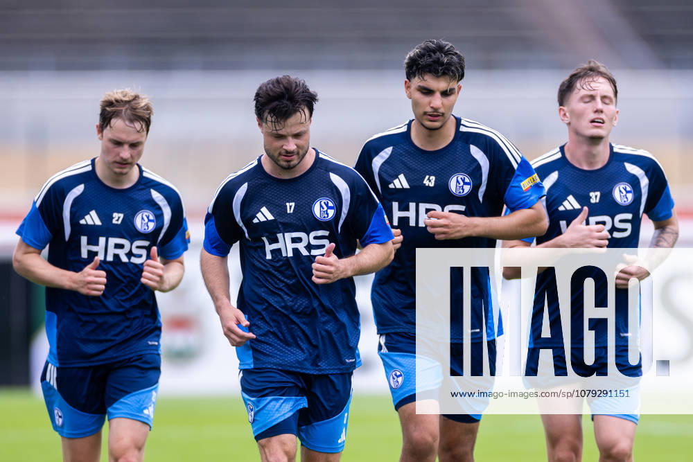 Fussball, Training des FC Schalke 04. v. l. Finn Porath (FC Schalke 04), Adrian Gantenbein (FC Schalke 04), Mertcan Ayhan (FC Schalke 04), Max Grüger (FC Schalke 04). Gelsenkirchen Trainingsgelände FC Schalke 04 NRW Deutschland xRHR-FOTO YYx