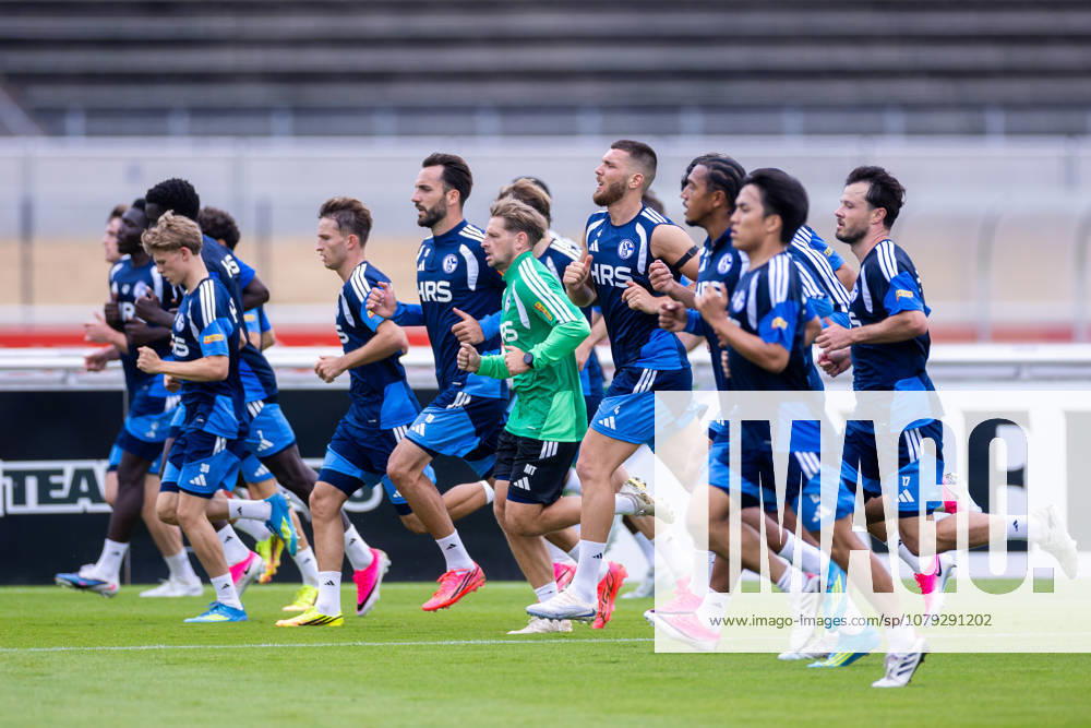 Fussball, Training des FC Schalke 04. Die Spieler des S04 sprinten. Gelsenkirchen Trainingsgelände FC Schalke 04 NRW Deutschland xRHR-FOTO YYx