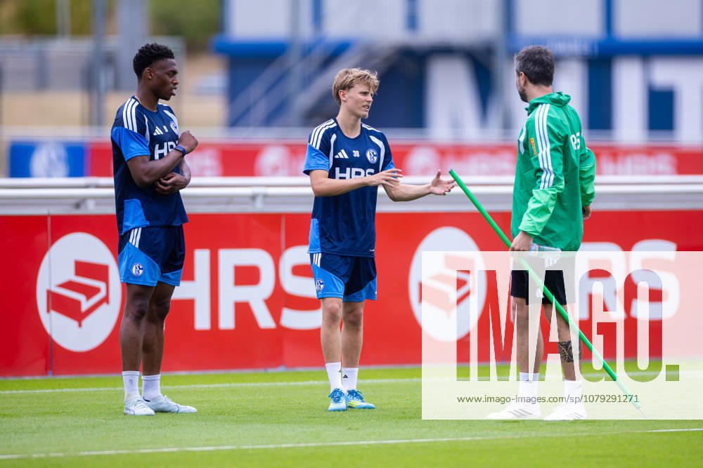 Fussball, Training des FC Schalke 04. v. l. Junior Adamu (FC Schalke 04), Luca Vozar (FC Schalke 04), Co-Trainer Tim Hoogland (FC Schalke 04). Gelsenkirchen Trainingsgelände FC Schalke 04 NRW Deutschland xRHR-FOTO YYx