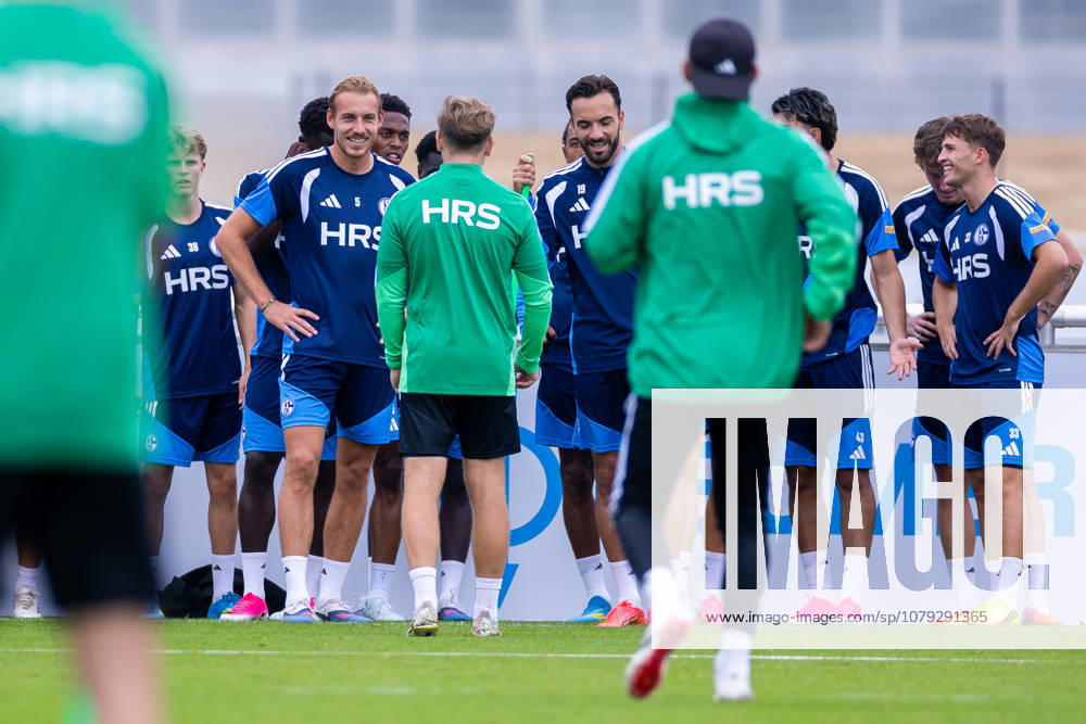 Fussball, Training des FC Schalke 04. v. l. Timo Becker (FC Schalke 04), Kenan Karaman (FC Schalke 04) lachen. Gelsenkirchen Trainingsgelände FC Schalke 04 NRW Deutschland xRHR-FOTO YYx