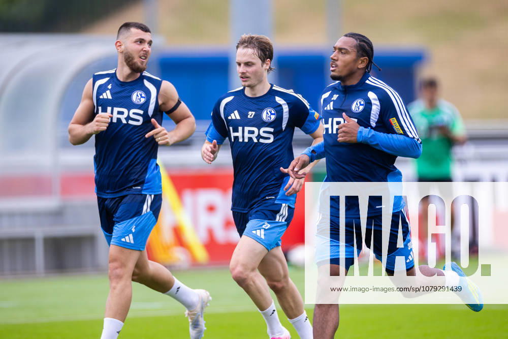 Fussball, Training des FC Schalke 04. v. l. Hasan Kurucay (FC Schalke 04), Finn Porath (FC Schalke 04), Anton Donkor (FC Schalke 04). Gelsenkirchen Trainingsgelände FC Schalke 04 NRW Deutschland xRHR-FOTO YYx