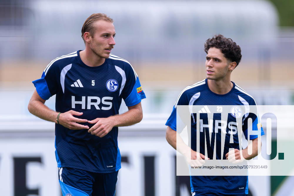 Fussball, Training des FC Schalke 04. v. l. Timo Becker (FC Schalke 04), Soufiane El-Faouzi (FC Schalke 04). Gelsenkirchen Trainingsgelände FC Schalke 04 NRW Deutschland xRHR-FOTO YYx
