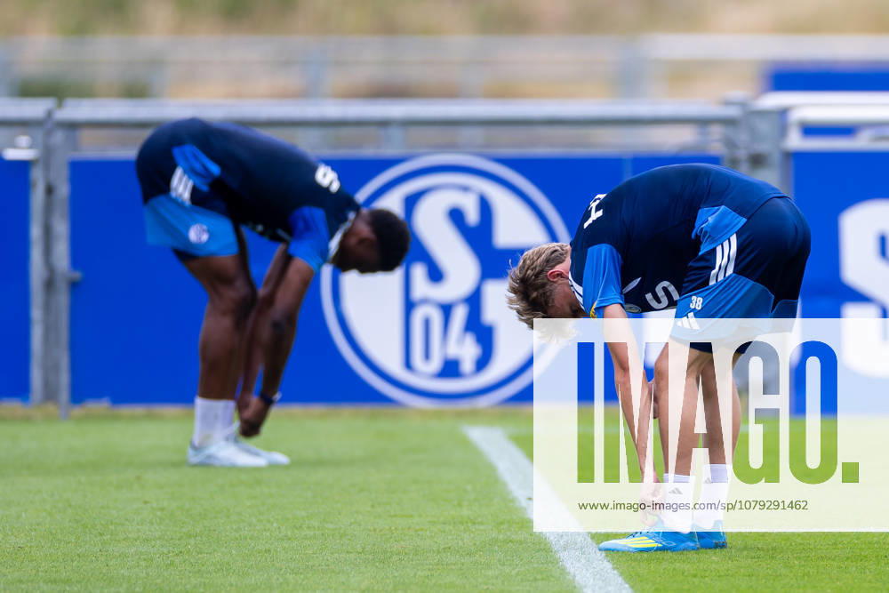 Fussball, Training des FC Schalke 04. v. l. Junior Adamu (FC Schalke 04), Luca Vozar (FC Schalke 04) ziehen sich die Schuhe aus. Gelsenkirchen Trainingsgelände FC Schalke 04 NRW Deutschland xRHR-FOTO YYx