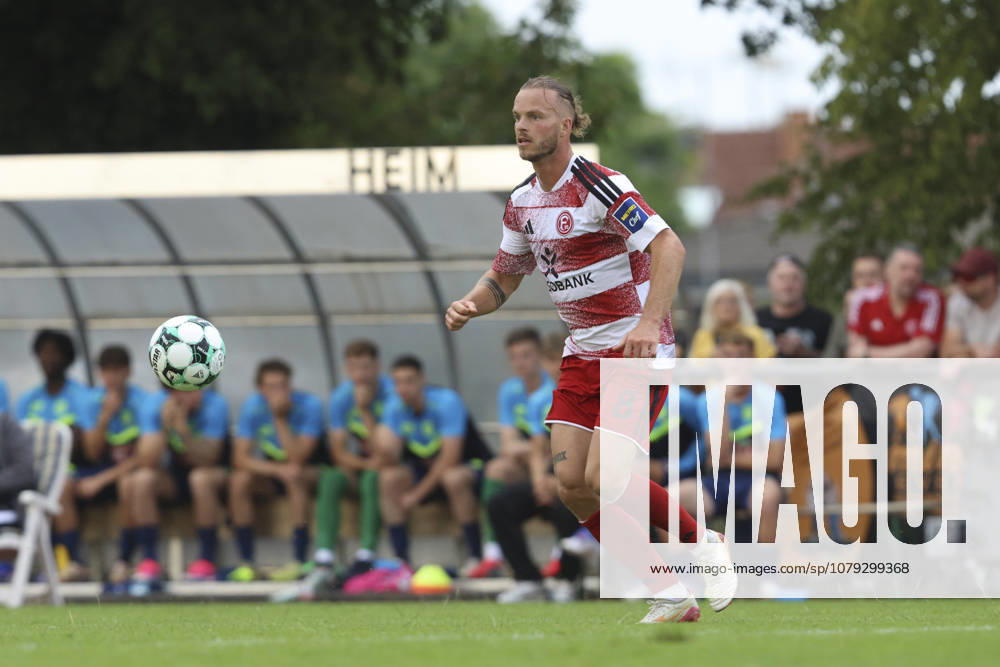 Jorrit Hendrix (Fortuna Düsseldorf) in Aktion, am Ball, Einzelaktion waehrend des Testspiels zwischen SC St.Tönis und Fortuna Düsseldorf, Yayla Sportpark am 08. July 2026 in Tönisvorst, Deutschland. (Foto von Oliver Kaelke DeFodi Images) +++ Jorrit Hendrix (Fortuna Düsseldorf) controls the ball during the friendly match between SC St.Tönis and Fortuna Düsseldorf at Yayla Sportpark on July 8, 2026 in Tönisvorst, Germany. (Photo by Oliver Kaelke DeFodi Images) (Photo by Oliver Kaelke DeFodi Images) -