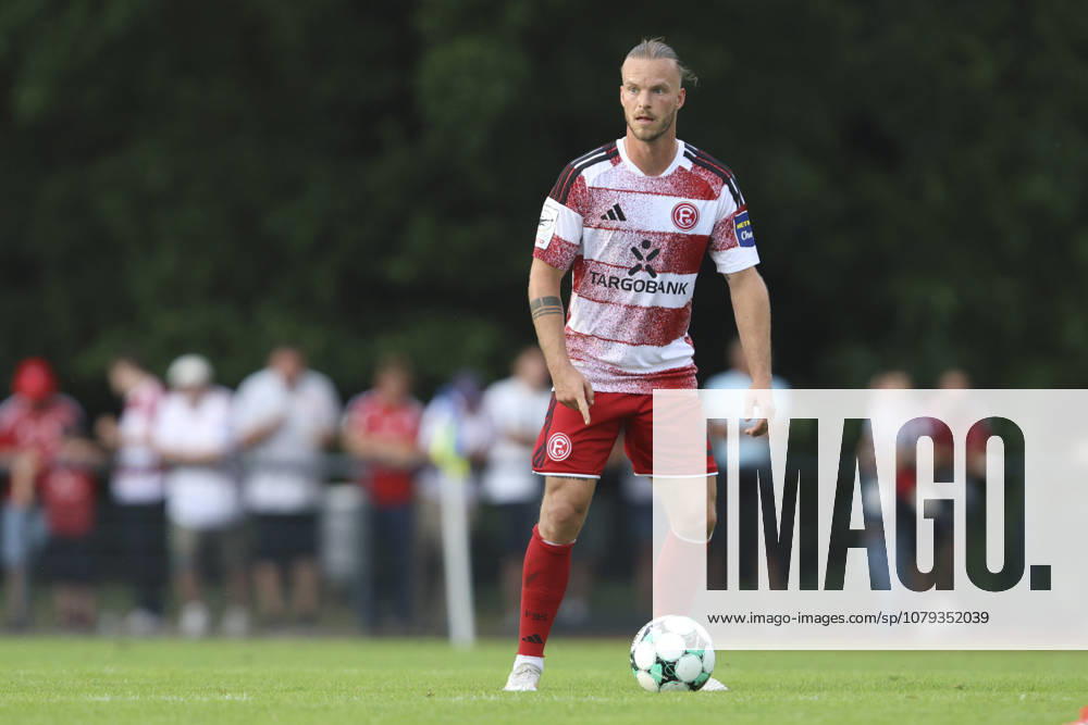 Jorrit Hendrix (Fortuna Düsseldorf) in Aktion, am Ball, Einzelaktion waehrend des Testspiels zwischen SC St.Tönis und Fortuna Düsseldorf, Yayla Sportpark am 08. July 2026 in Tönisvorst, Deutschland. (Foto von Oliver Kaelke DeFodi Images) +++ Jorrit Hendrix (Fortuna Düsseldorf) controls the ball during the friendly match between SC St.Tönis and Fortuna Düsseldorf at Yayla Sportpark on July 8, 2026 in Tönisvorst, Germany. (Photo by Oliver Kaelke DeFodi Images) (Photo by Oliver Kaelke DeFodi Images) -