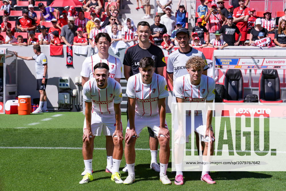 Julian Schuster (SC Freiburg, Trainer) mit den Neuzugängen Rihito Yamamoto (SC Freiburg, 20), Mio Backhaus (SC Freiburg), Berkay Yilmaz (SC Freiburg, 27), Karl Steinmann (SC Freiburg, 36) und Rouven Tarnutzer (SC Freiburg, 39), Fans im Hintergrund , Deutschland, Fussball, 1. Bundesliga, 2026 2027, SC Freiburg, Öffentliches Training, 12.07.2026, Europa-Park Stadion, Freiburg Freiburg Europa-Park Stadion Baden-Württemberg Deutschland