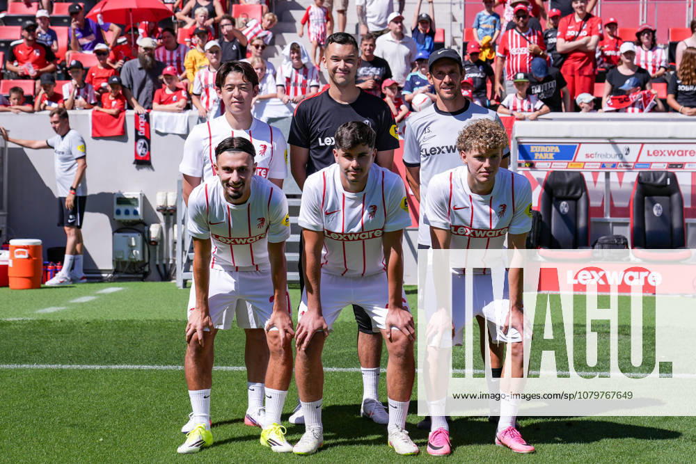 Julian Schuster (SC Freiburg, Trainer) mit den Neuzugängen Rihito Yamamoto (SC Freiburg, 20), Mio Backhaus (SC Freiburg), Berkay Yilmaz (SC Freiburg, 27), Karl Steinmann (SC Freiburg, 36) und Rouven Tarnutzer (SC Freiburg, 39), Fans im Hintergrund , Deutschland, Fussball, 1. Bundesliga, 2026 2027, SC Freiburg, Öffentliches Training, 12.07.2026, Europa-Park Stadion, Freiburg Freiburg Europa-Park Stadion Baden-Württemberg Deutschland