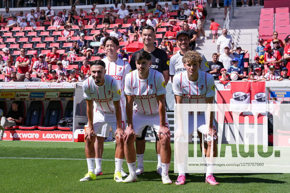 Julian Schuster (SC Freiburg, Trainer) mit den Neuzugängen Rihito Yamamoto (SC Freiburg, 20), Mio Backhaus (SC Freiburg), Berkay Yilmaz (SC Freiburg, 27), Karl Steinmann (SC Freiburg, 36) und Rouven Tarnutzer (SC Freiburg, 39), Fans im Hintergrund , Deutschland, Fussball, 1. Bundesliga, 2026 2027, SC Freiburg, Öffentliches Training, 12.07.2026, Europa-Park Stadion, Freiburg Freiburg Europa-Park Stadion Baden-Württemberg Deutschland