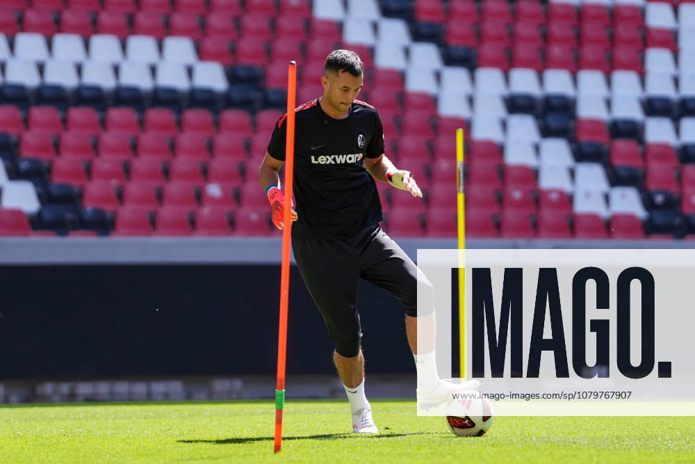 Mio Backhaus (SC Freiburg) am Ball , Deutschland, Fussball, 1. Bundesliga, 2026 2027, SC Freiburg, Öffentliches Training, 12.07.2026, Europa-Park Stadion, Freiburg Freiburg Europa-Park Stadion Baden-Württemberg Deutschland