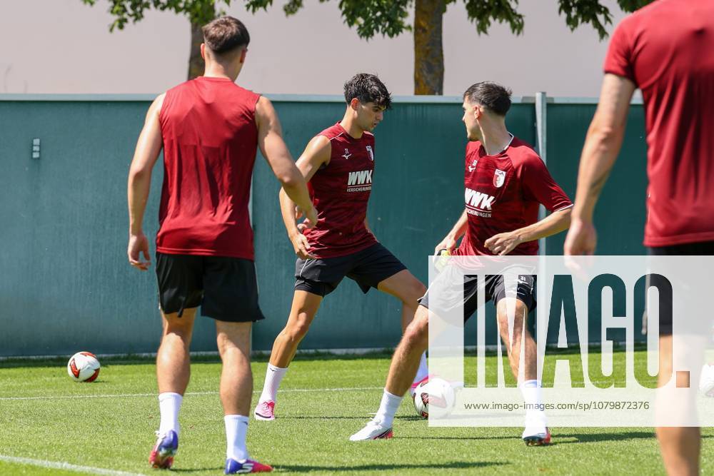 Im Zweikampf, Aktion, mit Rodrigo Ribeiro 21 (FC Augsburg), Training FC Augsburg, Fussball, 1. Bundesliga, Saison 2026 27, 13.07.2026 Augsburg Bayern Deutschland