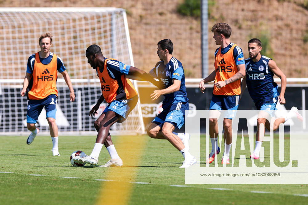 Fussball, Training des FC Schalke 04. v. l. Finn Porath (FC Schalke 04), Bryan Lasme (FC Schalke 04), Ron Schallenberg (FC Schalke 04), Max Grüger (FC Schalke 04), Adil Aouchiche (FC Schalke 04). Gelsenkirchen Trainingsgelände FC Schalke 04 NRW Deutschland xRHR-FOTO YYx