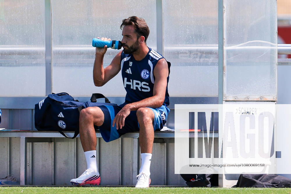 Fussball, Training des FC Schalke 04. Kenan Karaman (FC Schalke 04) sitzt auf der Bank und trinkt. Gelsenkirchen Trainingsgelände FC Schalke 04 NRW Deutschland xRHR-FOTO YYx
