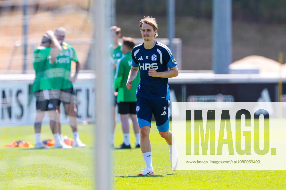 Fussball, Training des FC Schalke 04. Finn Porath (FC Schalke 04). Gelsenkirchen Trainingsgelände FC Schalke 04 NRW Deutschland xRHR-FOTO YYx
