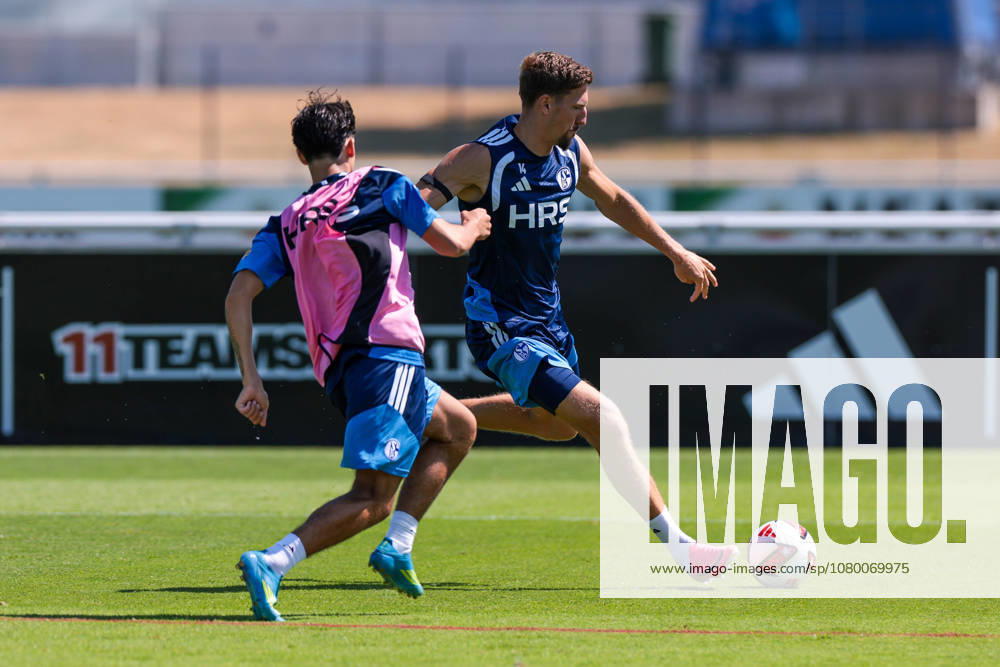 Fussball, Training des FC Schalke 04. v. l. Edion Gashi (FC Schalke 04 II), Janik Bachmann (FC Schalke 04). Gelsenkirchen Trainingsgelände FC Schalke 04 NRW Deutschland xRHR-FOTO YYx