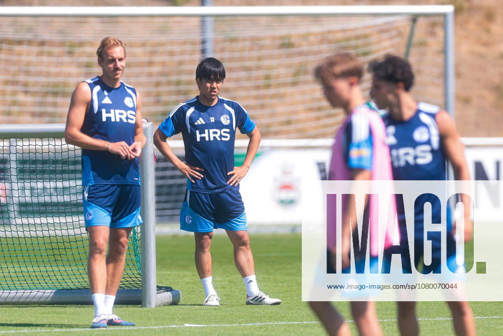 Fussball, Training des FC Schalke 04. v. l. Timo Becker (FC Schalke 04), Satoshi Tanaka (FC Schalke 04). Gelsenkirchen Trainingsgelände FC Schalke 04 NRW Deutschland xRHR-FOTO YYx