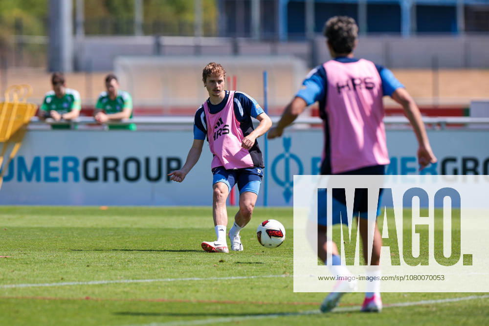 Fussball, Training des FC Schalke 04. Finn Porath (FC Schalke 04). Gelsenkirchen Trainingsgelände FC Schalke 04 NRW Deutschland xRHR-FOTO YYx
