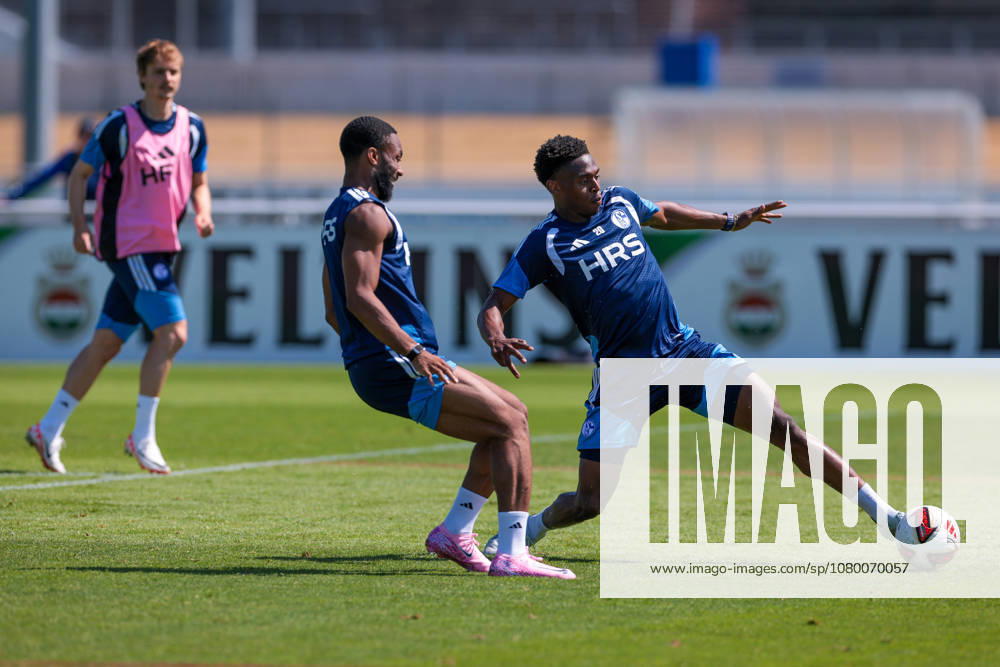 Fussball, Training des FC Schalke 04. v. l. Finn Porath (FC Schalke 04), Moussa Sylla (FC Schalke 04), Junior Adamu (FC Schalke 04). Gelsenkirchen Trainingsgelände FC Schalke 04 NRW Deutschland xRHR-FOTO YYx