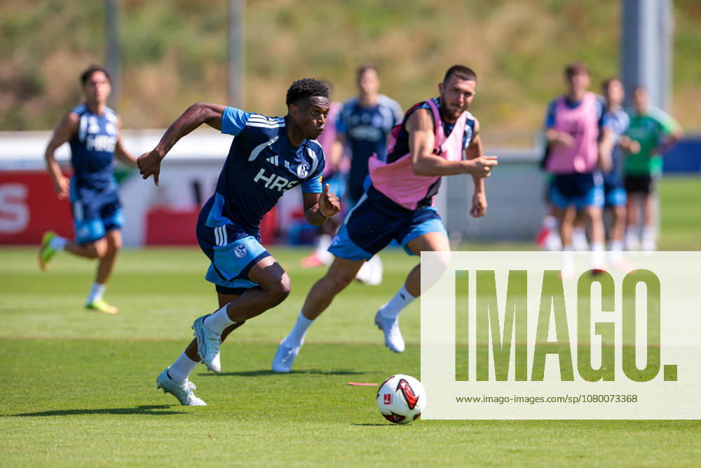Fussball, Training des FC Schalke 04. v. l. Junior Adamu (FC Schalke 04), Hasan Kurucay (FC Schalke 04). Gelsenkirchen Trainingsgelände FC Schalke 04 NRW Deutschland xRHR-FOTO YYx