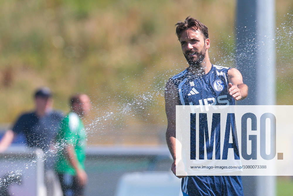 Fussball, Training des FC Schalke 04. Kenan Karaman (FC Schalke 04) kühlt sich ab. Gelsenkirchen Trainingsgelände FC Schalke 04 NRW Deutschland xRHR-FOTO YYx