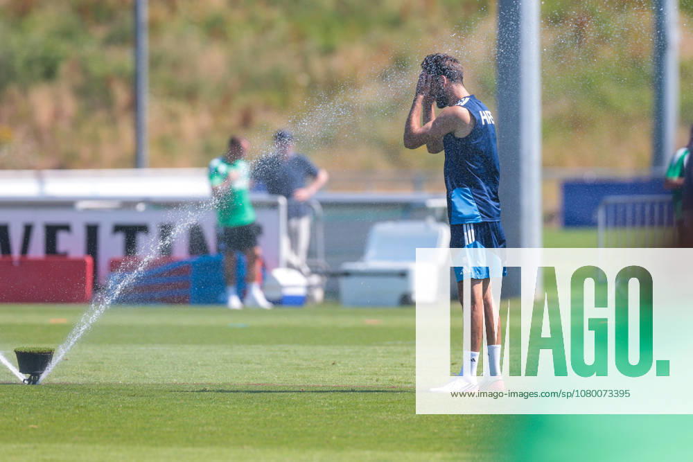 Fussball, Training des FC Schalke 04. Kenan Karaman (FC Schalke 04) kühlt sich ab. Gelsenkirchen Trainingsgelände FC Schalke 04 NRW Deutschland xRHR-FOTO YYx