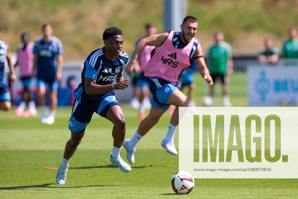 Fussball, Training des FC Schalke 04. v. l. Junior Adamu (FC Schalke 04), Hasan Kurucay (FC Schalke 04). Gelsenkirchen Trainingsgelände FC Schalke 04 NRW Deutschland xRHR-FOTO YYx