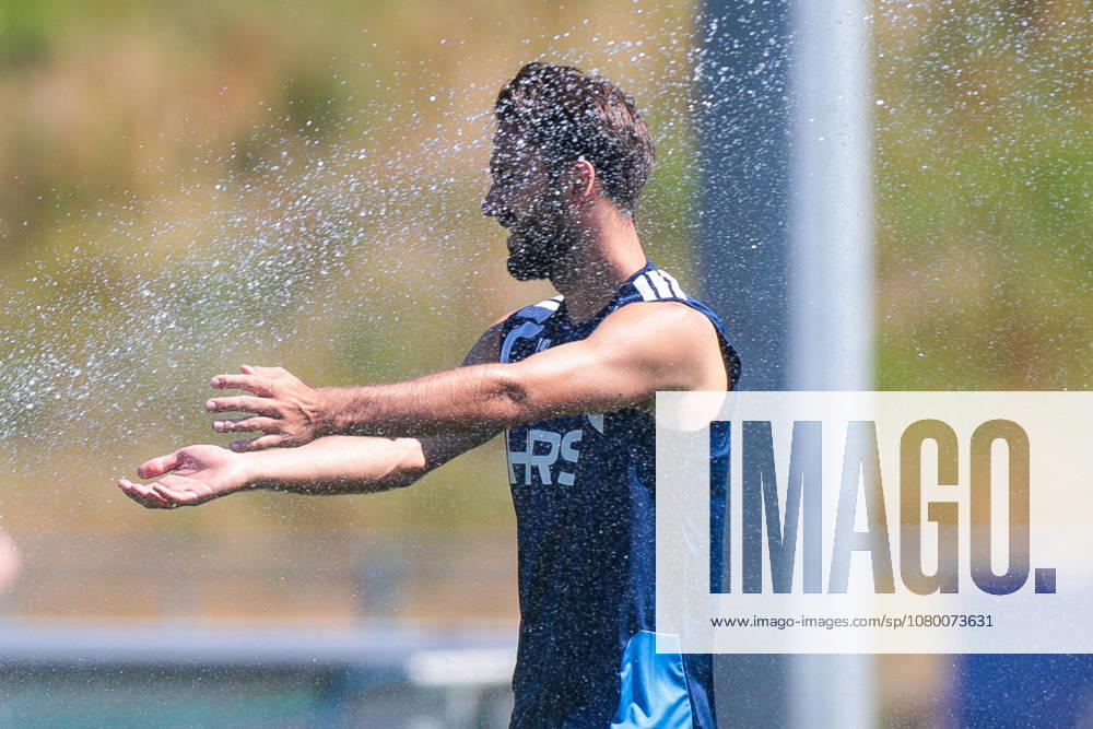 Fussball, Training des FC Schalke 04. Kenan Karaman (FC Schalke 04) kühlt sich ab. Gelsenkirchen Trainingsgelände FC Schalke 04 NRW Deutschland xRHR-FOTO YYx