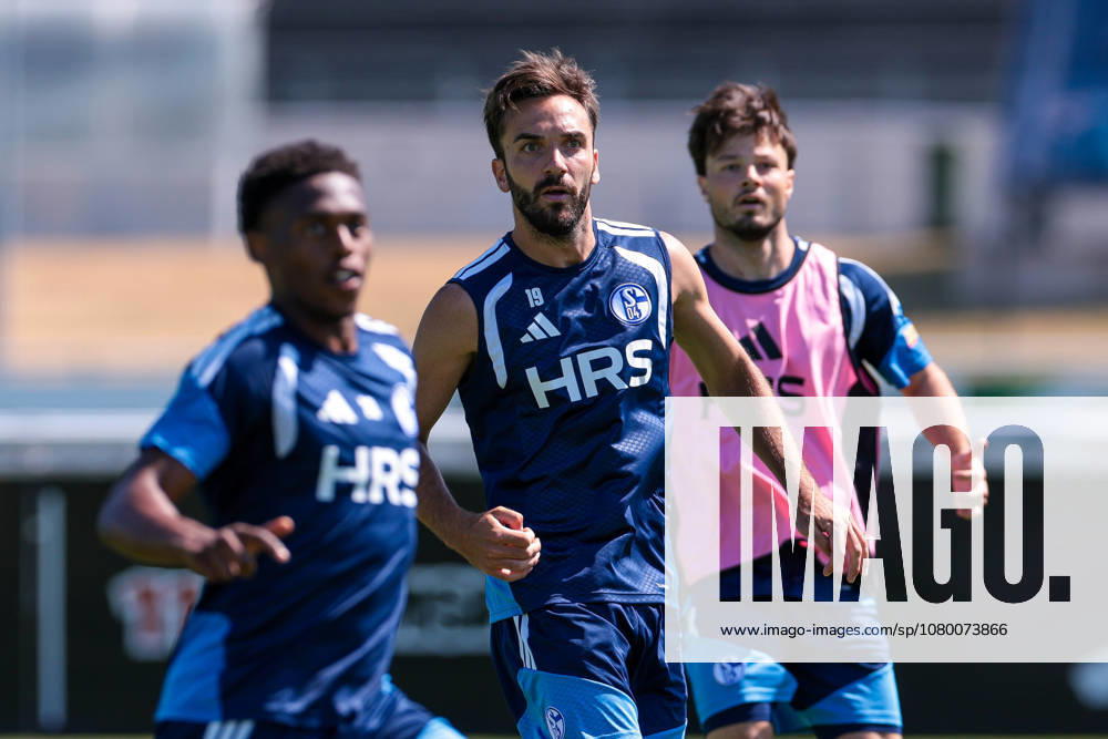 Fussball, Training des FC Schalke 04. v. l. Junior Adamu (FC Schalke 04), Kenan Karaman (FC Schalke 04), Adrian Gantenbein (FC Schalke 04). Gelsenkirchen Trainingsgelände FC Schalke 04 NRW Deutschland xRHR-FOTO YYx