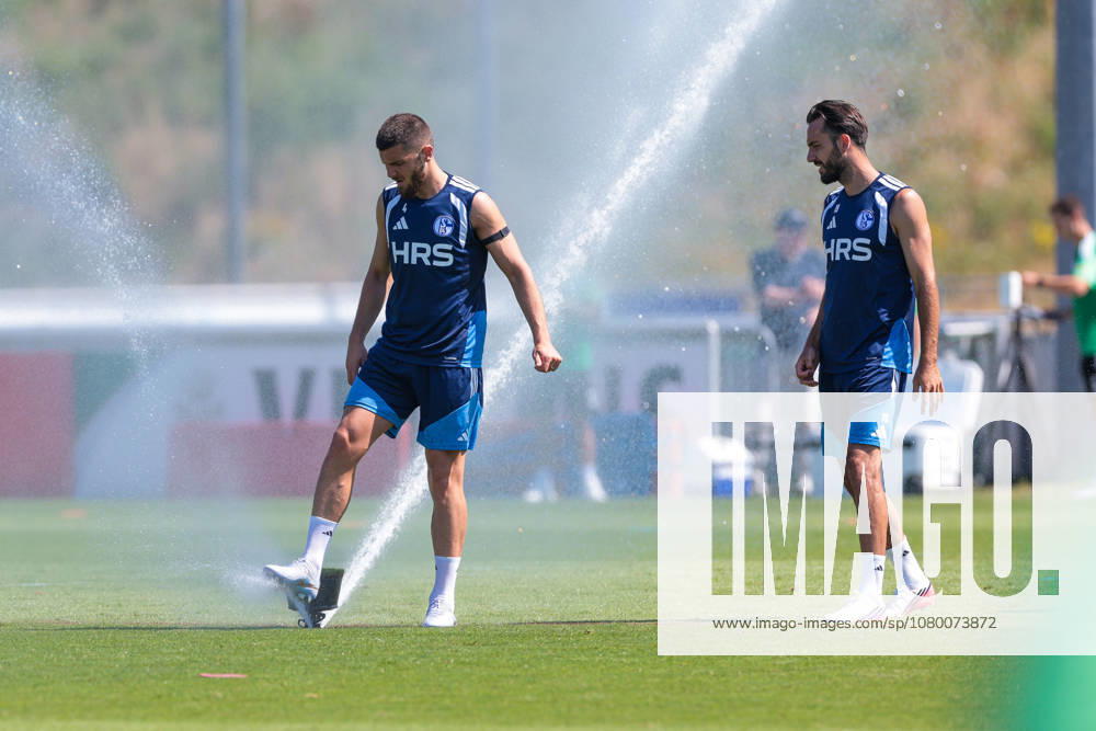 Fussball, Training des FC Schalke 04. v. l. Hasan Kurucay (FC Schalke 04), Kenan Karaman (FC Schalke 04) erfrischen sich. Gelsenkirchen Trainingsgelände FC Schalke 04 NRW Deutschland xRHR-FOTO YYx