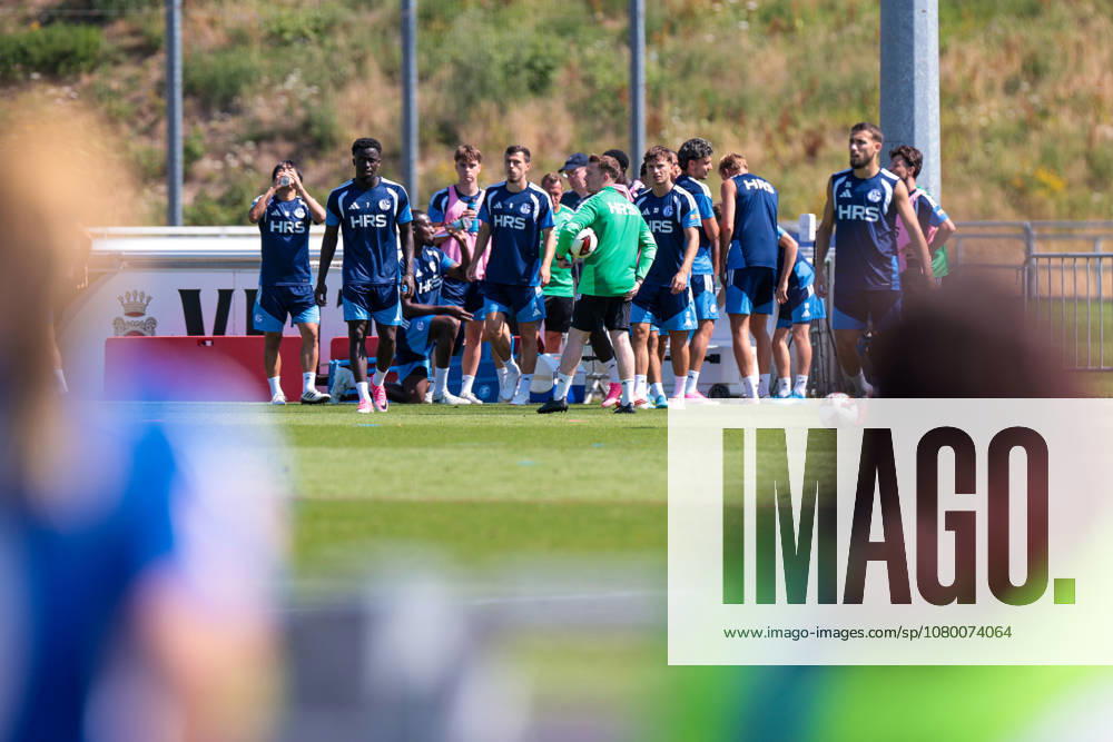 Fussball, Training des FC Schalke 04. Die Spieler des S04 machen eine Trinkpause. Gelsenkirchen Trainingsgelände FC Schalke 04 NRW Deutschland xRHR-FOTO YYx