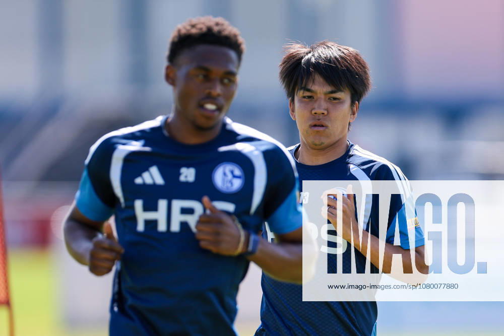Fussball, Training des FC Schalke 04. v. l. Junior Adamu (FC Schalke 04), Satoshi Tanaka (FC Schalke 04). Gelsenkirchen Trainingsgelände FC Schalke 04 NRW Deutschland xRHR-FOTO YYx