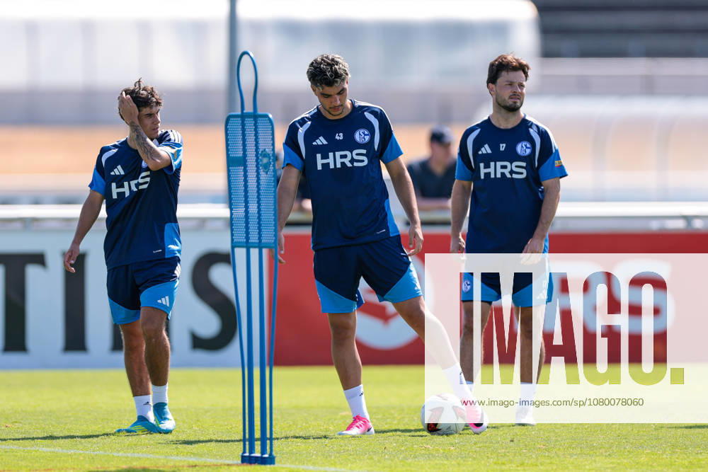 Fussball, Training des FC Schalke 04. v. l. Edion Gashi (FC Schalke 04 II), Mertcan Ayhan (FC Schalke 04), Adrian Gantenbein (FC Schalke 04). Gelsenkirchen Trainingsgelände FC Schalke 04 NRW Deutschland xRHR-FOTO YYx