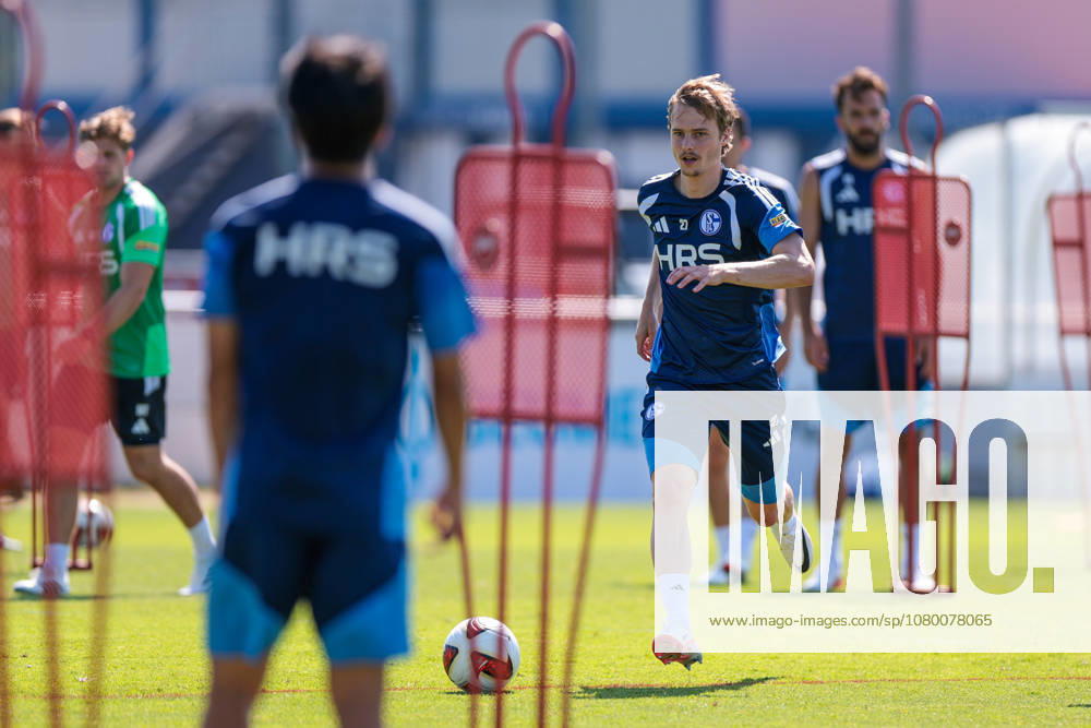 Fussball, Training des FC Schalke 04. Finn Porath (FC Schalke 04). Gelsenkirchen Trainingsgelände FC Schalke 04 NRW Deutschland xRHR-FOTO YYx