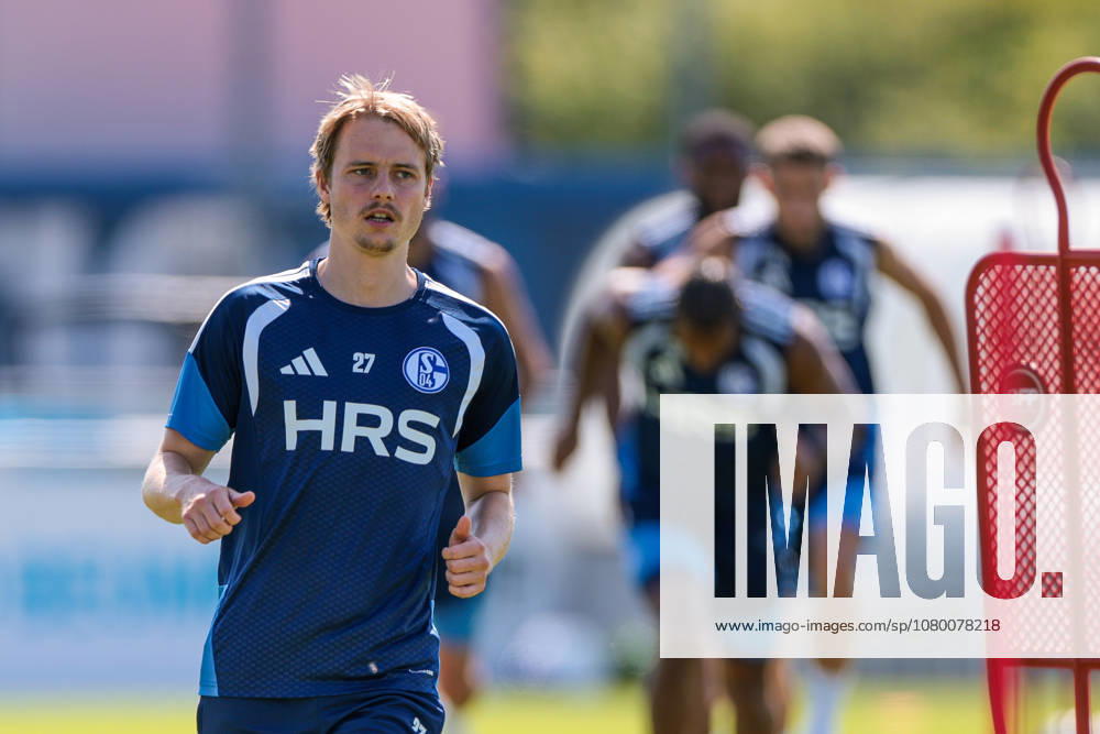 Fussball, Training des FC Schalke 04. Finn Porath (FC Schalke 04). Gelsenkirchen Trainingsgelände FC Schalke 04 NRW Deutschland xRHR-FOTO YYx