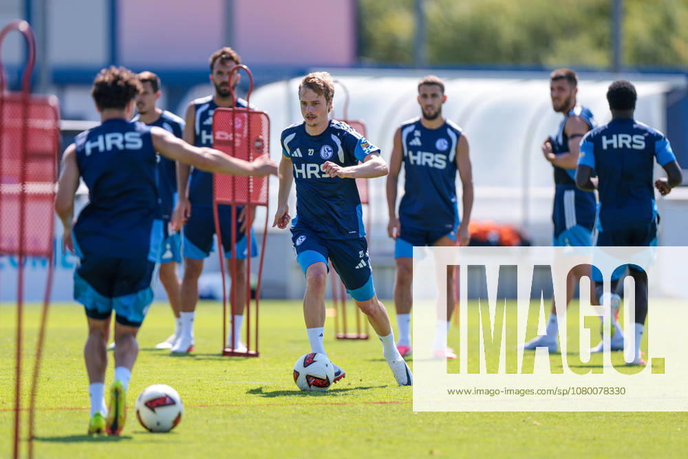 Fussball, Training des FC Schalke 04. Finn Porath (FC Schalke 04). Gelsenkirchen Trainingsgelände FC Schalke 04 NRW Deutschland xRHR-FOTO YYx
