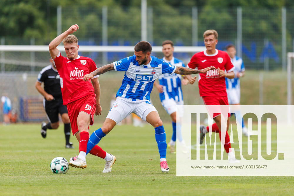 Links Lukas Walchhütter (Greifswald) gegen Leon Dajaku (Rostock) ; GER, FC Hansa Rostock vs. Greifswalder FC, Fußball, Männer, 3. Liga, Testspiel, Spielzeit 2026 2027, 15.07.2026 Neuruppin Volksparkstadion Brandenburg Deutschland