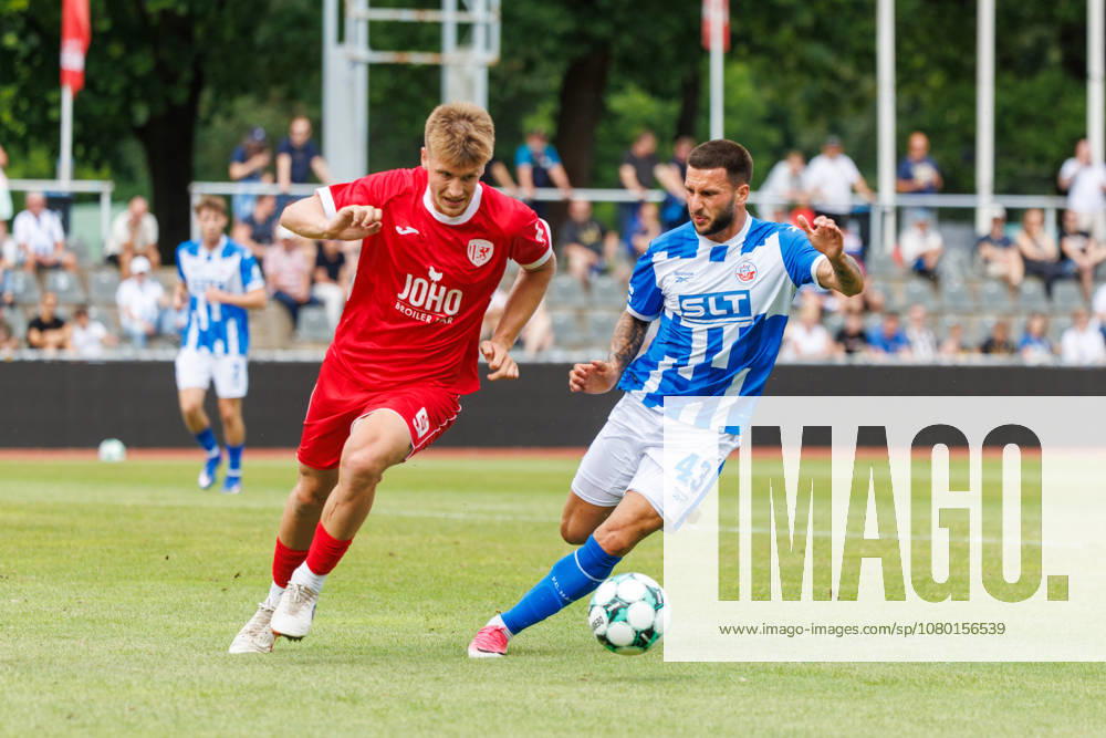 Links Lukas Walchhütter (Greifswald) gegen Leon Dajaku (Rostock) ; GER, FC Hansa Rostock vs. Greifswalder FC, Fußball, Männer, 3. Liga, Testspiel, Spielzeit 2026 2027, 15.07.2026 Neuruppin Volksparkstadion Brandenburg Deutschland