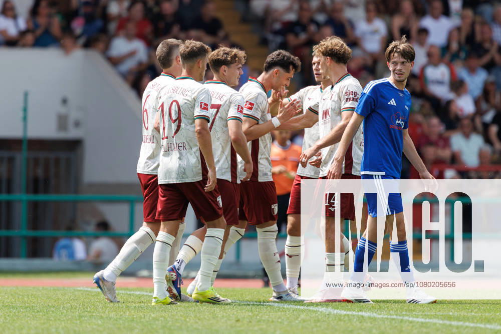 Team (FC Augsburg) Tor zum 1 : 0 beim Spiel zwischen FC Augsburg v BFV-Schwaben-Auswahl, Fussball, Herren, Bundesliga, 2026 2027, Testspiel am 18.07.2026 in Augsburg, Rosenaustadion. Bayern Deutschland