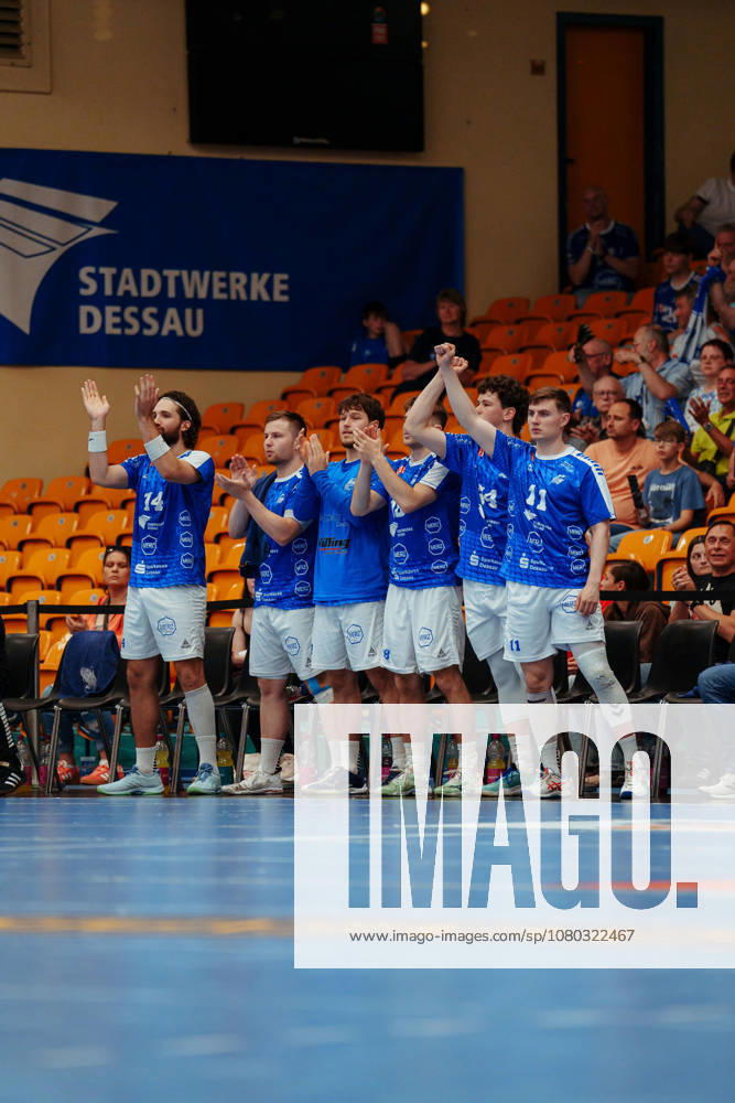 2. Handball-Bundesliga - 32. Spieltag: Dessau-Roßlauer HV 06 - SG BBM Bietigheim Jubel der Bank des Dessau-Roßlauer HV 06 am 22.05.2026 in Anhalt-Arena, Dessau-Roßlau (Sachsen-Anhalt) Dessau-Roßlau Anhalt-Arena Dessau Sachsen-Anhalt Deutschland