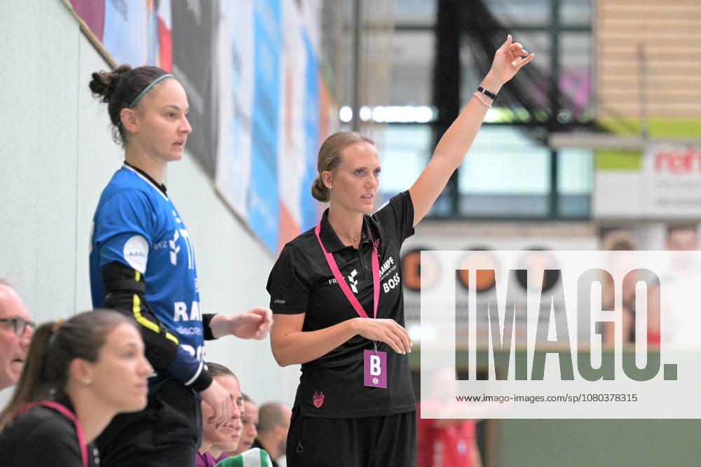 Miriam Hirsch (TusSies Metzingen, Trainerin) gib Anweisung an ihr Team TusSies Metzingen vs. HSG Solingen-Graefrath, Handball, Vorbereitung, Testspiel, Saison 2026 2027 24.07.2026 TusSies Metzingen vs. HSG Solingen-Graefrath, Handball, Vorbereitung, Testspiel, Saison 2026 2027 24.07.2026 Oeschhalle