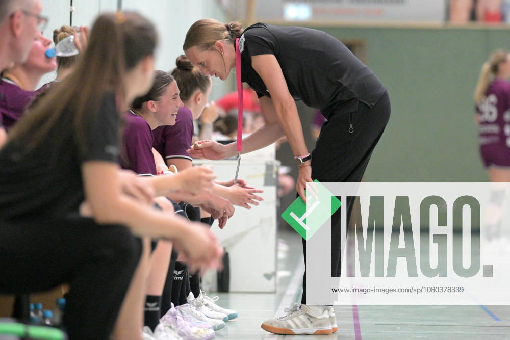 Miriam Hirsch (TusSies Metzingen, Trainerin) im Gespraech mit Klara Schlipf (TusSies Metzingen, 14) TusSies Metzingen vs. HSG Solingen-Graefrath, Handball, Vorbereitung, Testspiel, Saison 2026 2027 24.07.2026 TusSies Metzingen vs. HSG Solingen-Graefrath, Handball, Vorbereitung, Testspiel, Saison 2026 2027 24.07.2026 Oeschhalle