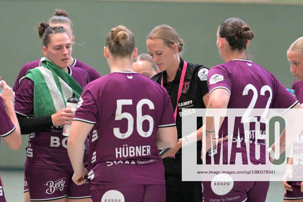 Miriam Hirsch (TusSies Metzingen, Trainerin) im Time Out TusSies Metzingen vs. HSG Solingen-Graefrath, Handball, Vorbereitung, Testspiel, Saison 2026 2027 24.07.2026 TusSies Metzingen vs. HSG Solingen-Graefrath, Handball, Vorbereitung, Testspiel, Saison 2026 2027 24.07.2026 Oeschhalle