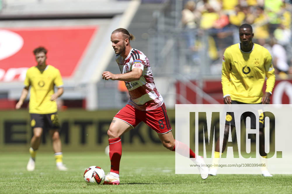 Jorrit Hendrix (Fortuna Düsseldorf) in Aktion, am Ball, Einzelaktion waehrend des Testspiels zwischen Fortuna Düsseldorf und Borussia Dortmund, Merkur Spiel-Arena am 25. July 2026 in Düsseldorf, Deutschland. (Foto von Oliver Kaelke DeFodi Images) +++ Jorrit Hendrix (Fortuna Düsseldorf) controls the ball during the friendly match between Fortuna Düsseldorf and Borussia Dortmund at Merkur Spiel-Arena on July 25, 2026 in Dusseldorf, Germany. (Photo by Oliver Kaelke DeFodi Images) (Photo by Oliver Kaelke DeFodi Images) -