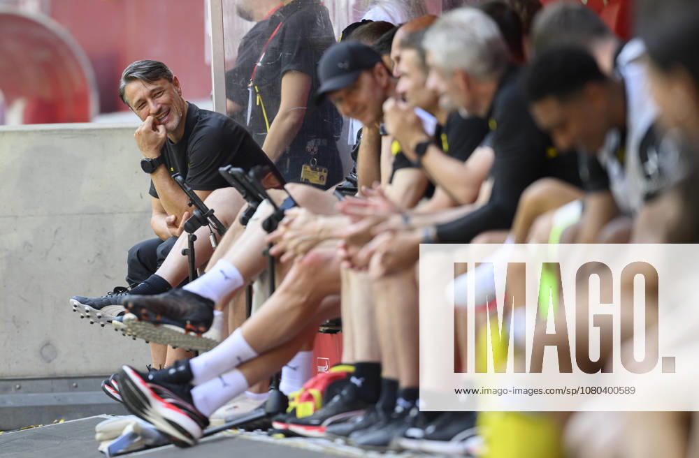 Trainer Niko Kovac (Borussia Dortmund) lachend mit seiner Trainerbank, Gestik, Geste, Fussball Testspiel Fortuna Düsseldorf - Borussia Dortmund, am 25.07.2026 in Düsseldorf Deutschland. Merkur Spiel Arena