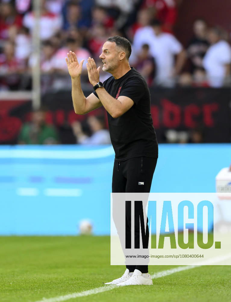 Trainer Alexander Ende (Fortuna Düsseldorf)Gestik, Geste, Fussball Testspiel Fortuna Düsseldorf - Borussia Dortmund, am 25.07.2026 in Düsseldorf Deutschland. Merkur Spiel Arena